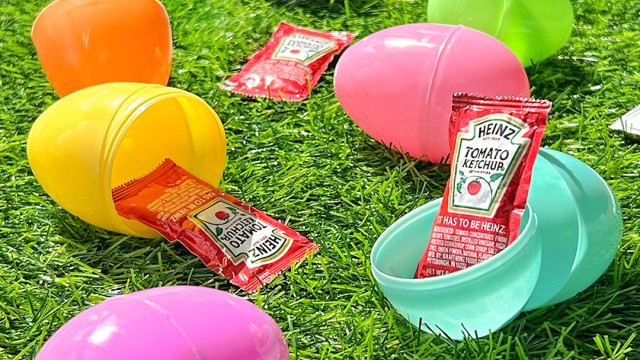 Oubliez les ouvre-bouteilles, Heinz a ses grillz pour les sauces !