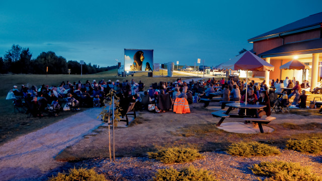Cinéma en plein air : la tendance chill de l’été qu’on adore