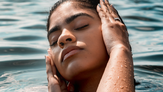 Se laver le visage à l’eau salée : le geste viral qui affole et inquiète !