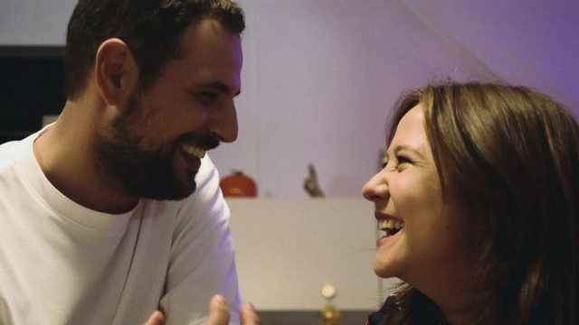 L’amour c'est surcoté : découvrez la comédie décalée avec Hakim Jemili et Laura Felpin !