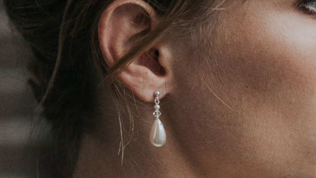 La théorie des boucles d’oreilles en perles : la tendance TikTok qui obsède tout le monde