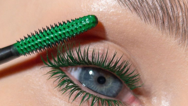Envie d’un regard qui claque ? Osez le mascara vert !