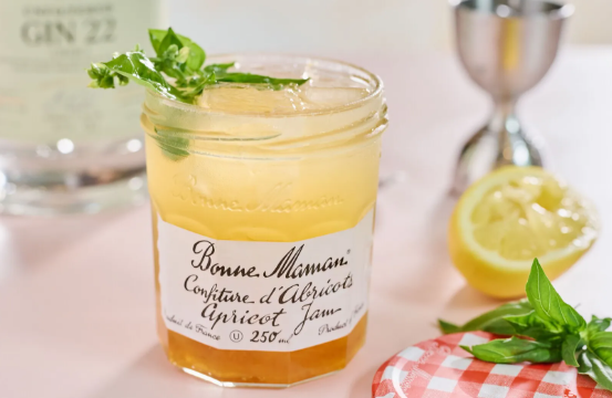 Découvre le Jam Jar Cocktail, ce mix rafraîchissant à déguster dans un pot de confiture