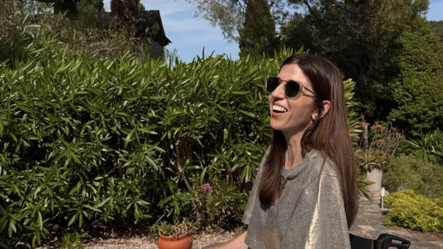 Virginie Dubost : en fauteuil roulant, elle défile pour L’Oréal Paris face à la tour Eiffel