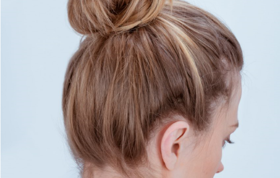 Exit le sleek bun : adoptez le chignon hivernal ultra-tendance et facile à réaliser