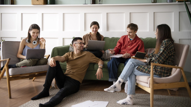 Colocs solidaires : comment ces colocations improbables transforment des vies