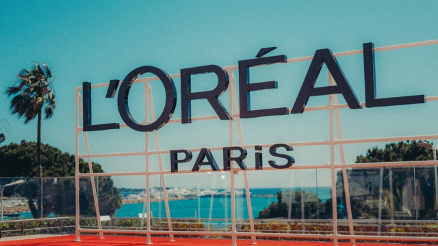 L'Oréal Paris transforme le parvis de la Défense en glass skin géante !