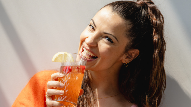 INTERVIEW EXCLUSIVE : Denitsa Ikonomova nous dévoile son mocktail Passionnément et son été 100% good vibes