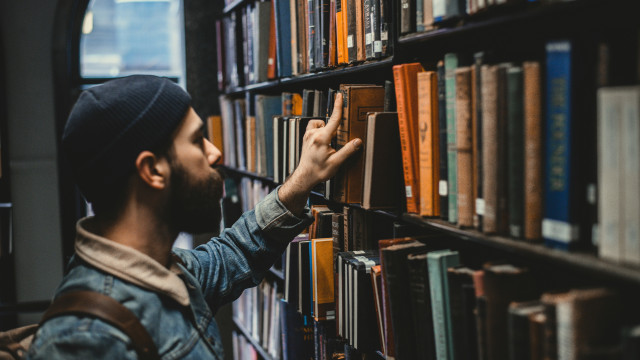 Tinder ouvre sa “Crush Library” où lecture et dating ne font plus qu’un