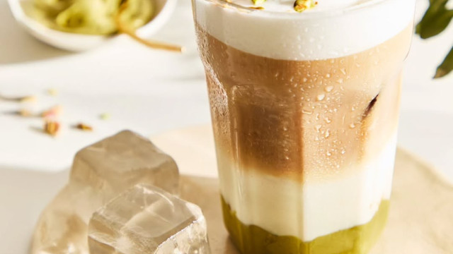 Cette recette d’Iced Latte Amande-Pistache de Lena Mahfouf va vous rendre accro