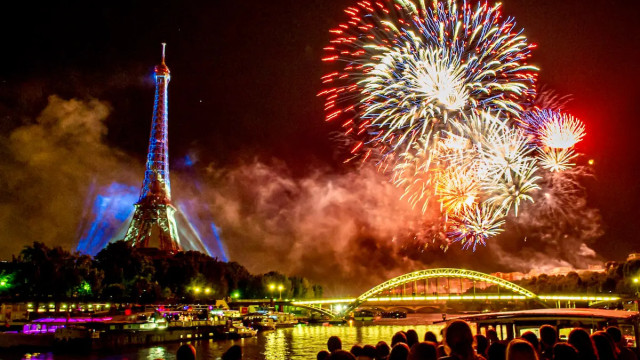 14 juillet : la Tour Eiffel s’embrasera dans un show incroyable de 1000 drones et feux d’artifice