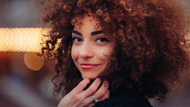 Curly hair routine : découvrez ces astuces pour garder vos boucles plus longtemps