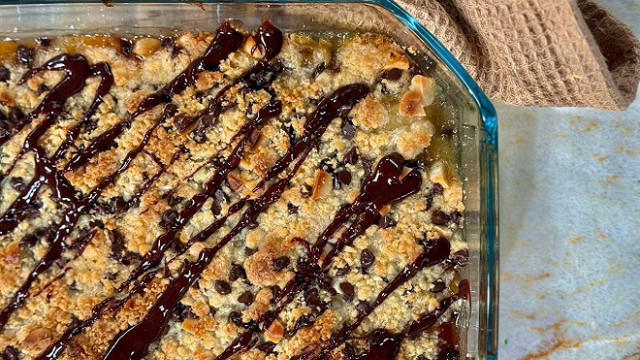 Le crumble poires-chocolat-macadamia façon Cyril Lignac : un dessert d’automne irrésistible