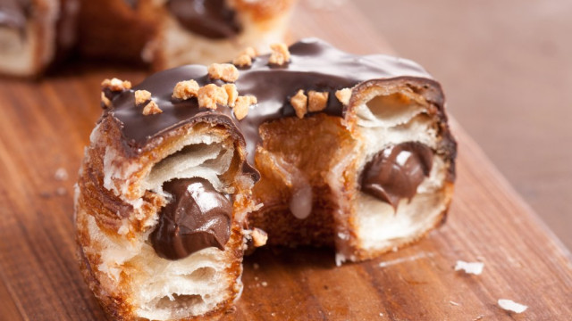 Ce cronut au chocolat est la pâtisserie la plus folle du mois et vous allez craquer !