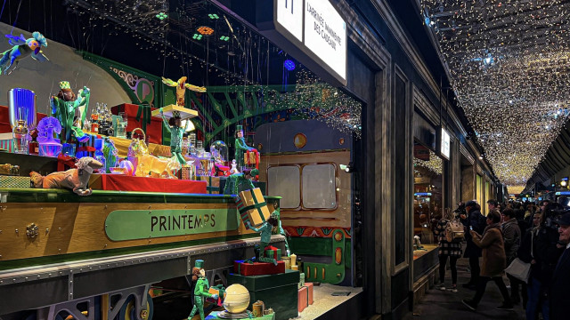 Diane Kruger illumine Noël : découvrez les vitrines du Printemps Haussmann 2025 !