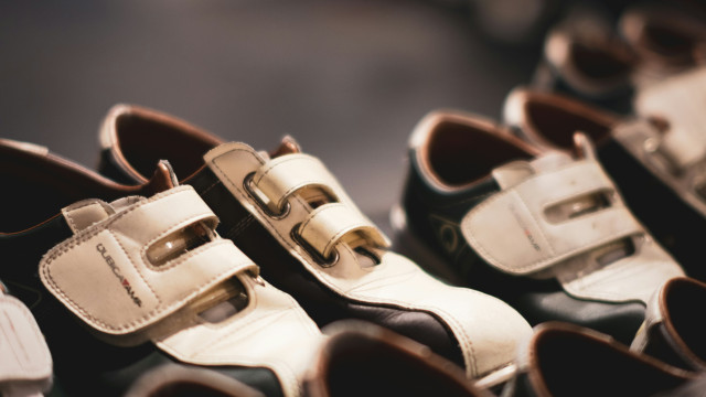 Pourquoi les chaussures de bowling sont-elles toujours bicolores ? La réponse est surprenante !