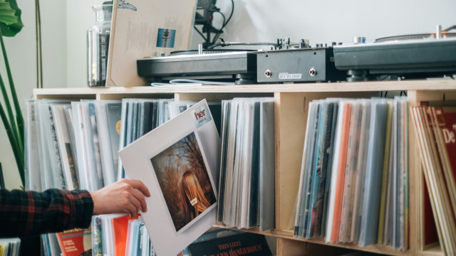 Vinyle : pourquoi les jeunes lâchent Spotify pour les platines ?