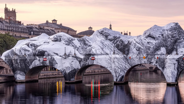 JR transforme le Pont Neuf en caverne géante : l'événement artistique de l'été à Paris