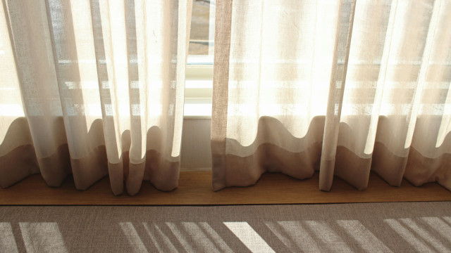 Les 3 astuces pour réduire vos rideaux sans les couper
