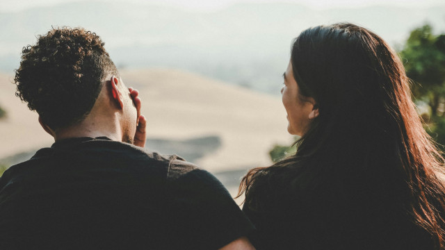 Love bombing, ghosting, breadcrumbing… pourquoi les relations sont devenues un champ de mines ?