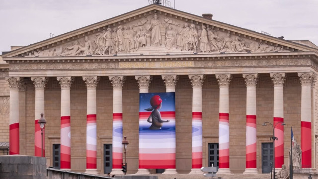 Paris accueille une nouvelle œuvre géante de Seth et elle est installée à l’Assemblée nationale !