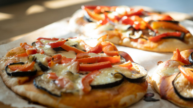 Naans façon pizza : la recette en 10 minutes chrono qui va détrôner vos soirées pizza !