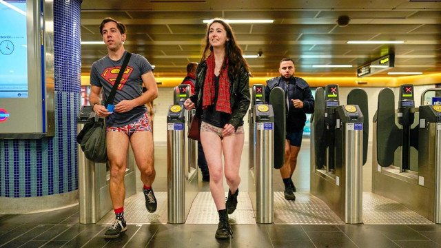 En culotte dans le métro londonien : cette tradition improbable qui fait le buzz