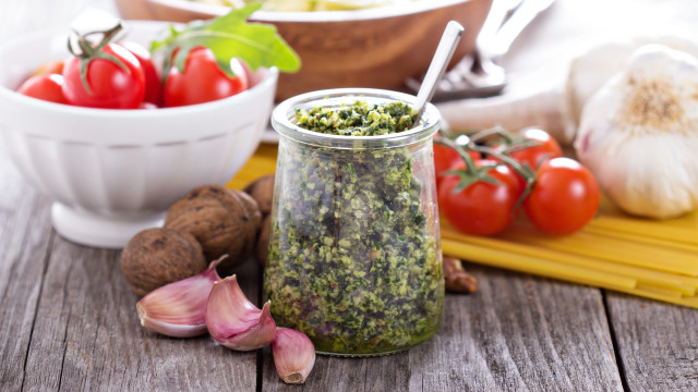 Pesto vert ou pesto rouge : lequel choisir pour vos recettes ?