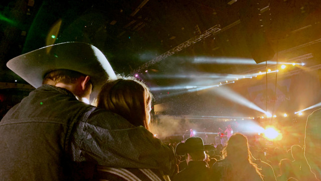 Franges, santiags et denim : le look western enflamme les festivals