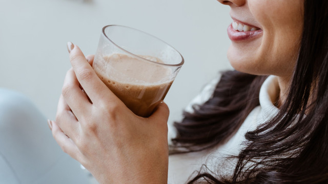 Collagène en poudre : que se passe-t-il vraiment quand vous en ajoutez à vos boissons ?