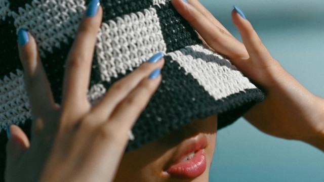 Le bonnet crochet des années 2000 fait son grand retour !