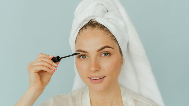 Se démaquiller avec son mascara ? Le geste beauté qui intrigue