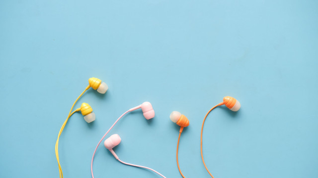 Adieu les AirPods ? Les écouteurs filaires signent un retour inattendu en 2026 !