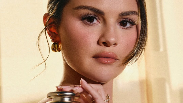 Après le makeup, Selena Gomez dévoile son tout premier parfum signé Rare Beauty