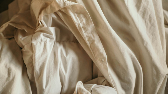 Abandonnez la couette ! Cette option plus moelleuse et parfaite en toute saison va transformer vos nuits
