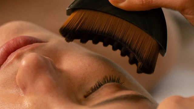 Dégonfler le visage en une minute : cet accessoire beauté pas cher devient viral