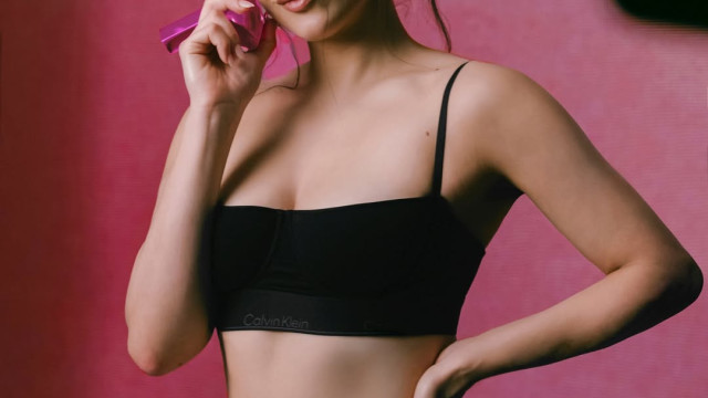 Rosalía devient le nouveau visage iconique des parfums Calvin Klein