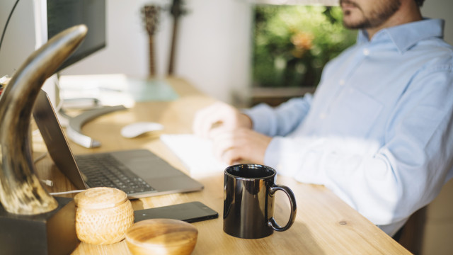 Chaleur au bureau ? Voici 10 indispensables mode qui vont vous sauver !