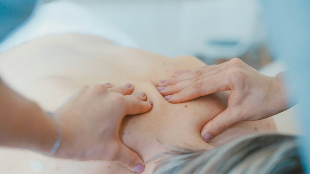 Drainage lymphatique : les secrets du massage préféré des stars