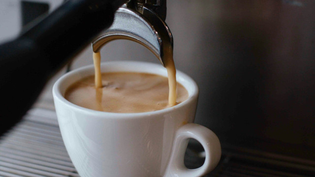 À la Milan Design Week, De'Longhi transforme ses machines à café en coffee shops miniatures et c’est bluffant !