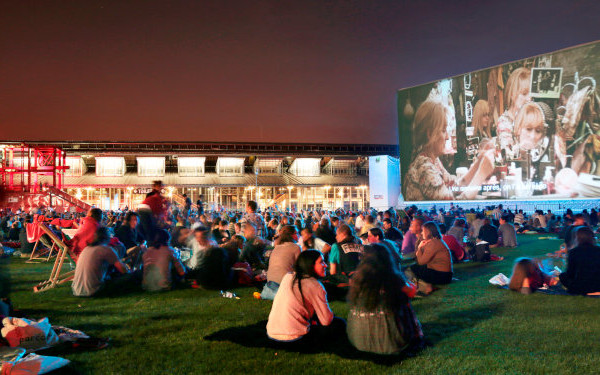 Cinéma en plein air : la tendance chill de l’été qu’on adore