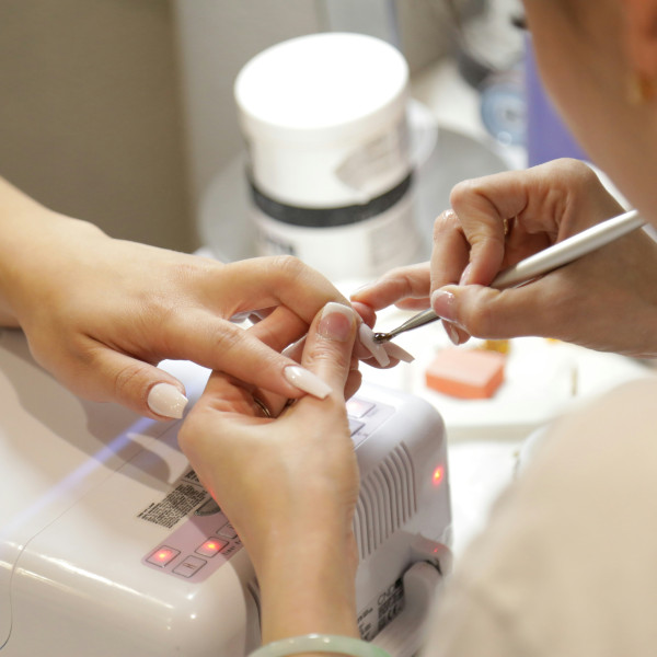 Manucure russe : le secret des ongles parfaits pour l’été enfin révélé