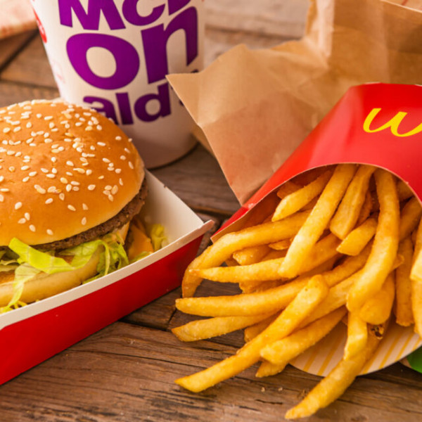 Burger crevettes, frites façon poutine… McDonald’s sort ses recettes les plus folles de l’été