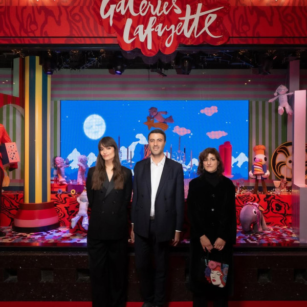 Inauguration féérique aux Galeries Lafayette : Clara Luciani met le feu aux illuminations de Noël