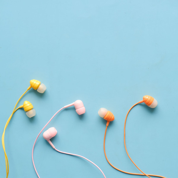 Adieu les AirPods ? Les écouteurs filaires signent un retour inattendu en 2026 !