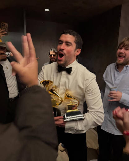 Découvrez Debí Tirar Más Fotos, l’album qui dépasse la musique !