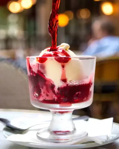 Découvrez la nouvelle trend food ultra surprenante : du vin rouge avec une boule de glace !