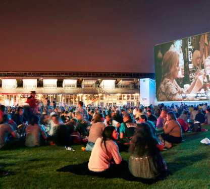 Cinéma en plein air : la tendance chill de l’été qu’on adore