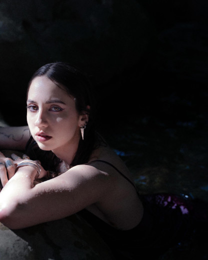 Interview : Alice Recher : “Je veux simplement créer”, le combat quotidien d’une artiste indépendante qui n’a pas de maison de disques