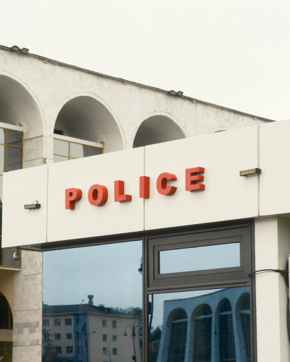 Découvrez le nouveau bar “garde à vue” à Nîmes qui fait le buzz